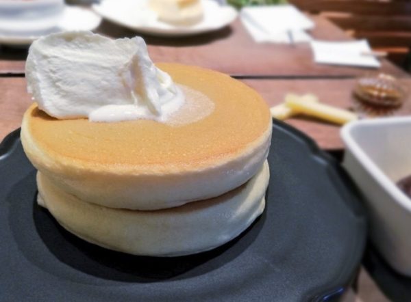 椿サロンパンケーキ