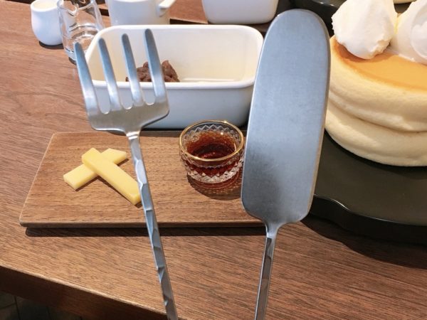 椿サロンパンケーキ食器